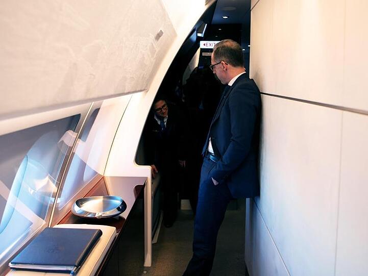 Außenminister Heiko Maas wirkt leicht entnervt: Auch beim ersten Dienstflug des Regierungsfliegers "Konrad Adenauer" nach einer viermonatigen Generalüberholung gab es erneut eine Panne.