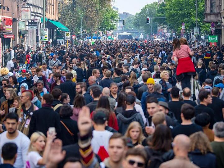 Zehntausende Menschen sind zum "Myfest" in Berlin-Kreuzberg gekommen.