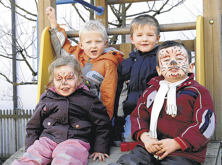 Am Montag feierten sie noch Fasching, am Mittwoch  singen sie dem neuen Erzbischof ein Ständchen: Lisa (3), Björn (5), Florian (4) und Philipp (4).