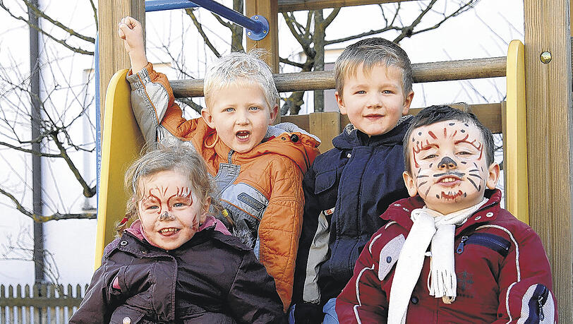 Am Montag feierten sie noch Fasching, am Mittwoch singen sie dem neuen Erzbischof ein Ständchen: Lisa (3), Björn (5), Florian (4) und Philipp (4). Am Montag feierten sie noch Fasching, am Mittwoch singen sie dem neuen Erzbischof ein Ständchen: Lisa (3), Björn (5), Florian (4) und Philipp (4).