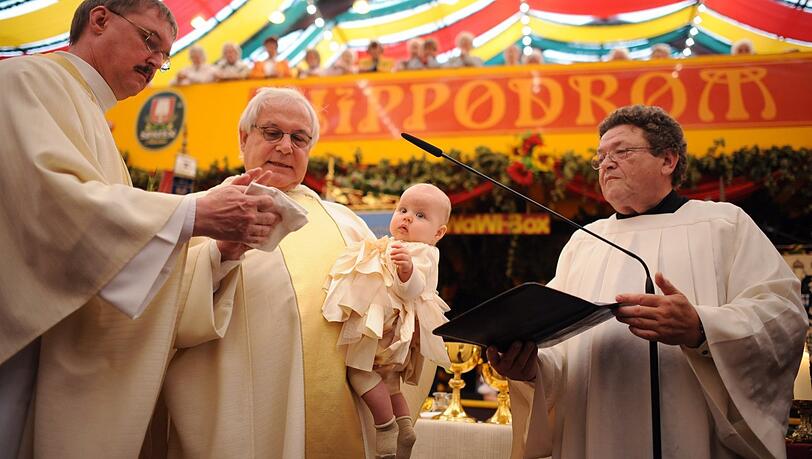 Pater Paul Schäfersküpper (2.v.l.) beim traditionellen Wiesn-Gottesdienst bei einer Taufe im Hippodrom 2013.