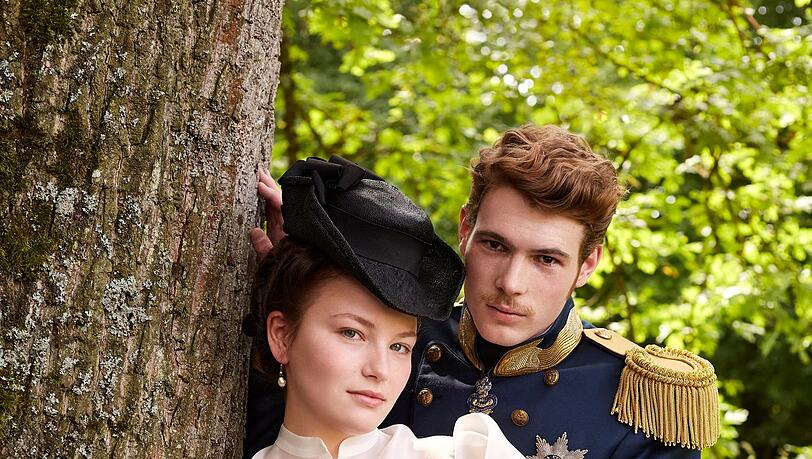 Devrim Lingnau als Kaiserin Elisabeth und Philip Froissant als Franz Joseph.