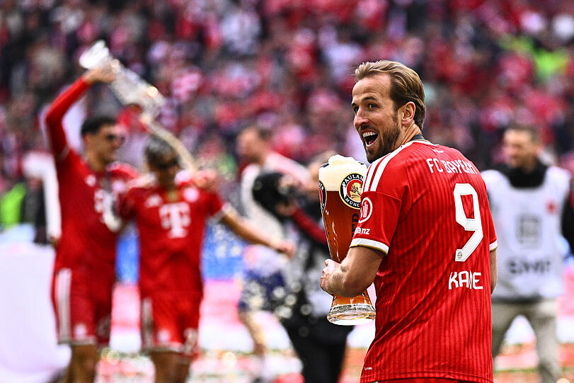 Wen Harry Kane da wohl als sein n&auml;chstes Bierduschenopfer auserkoren hat?