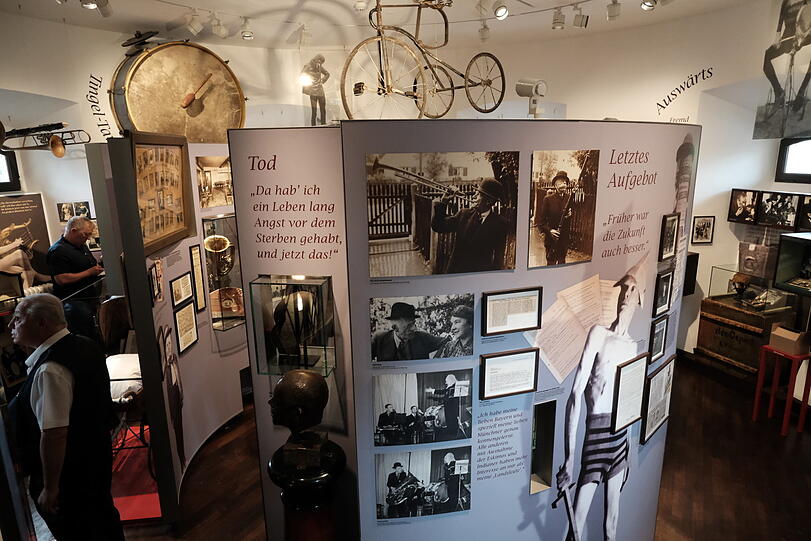 Ein Blick in den ersten Stock der dezent ver&auml;nderten Ausstellung.