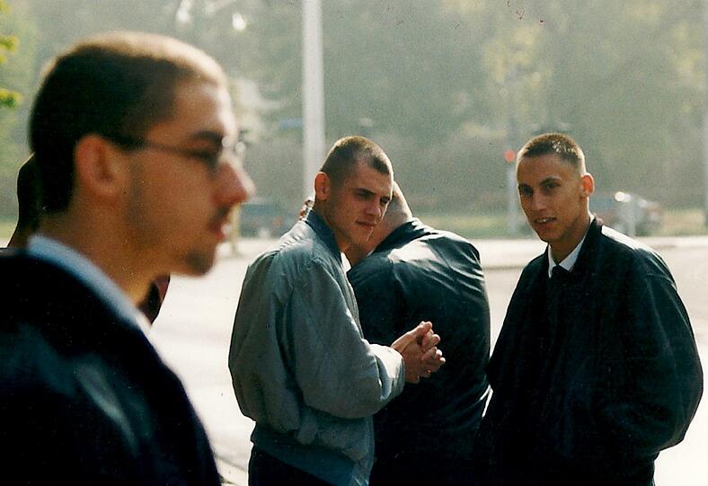 Seit den 90er Jahren soll Wohlleben in engem Kontakt mit den drei
NSU-Mitgliedern gestanden haben. Hier ist er mit Uwe Boehnhardt (M.) zu sehen, im Herbst 1996 in Erfurt im Umfeld eines Prozesses gegen den Holocaust-Leugner Manfred Roeder.