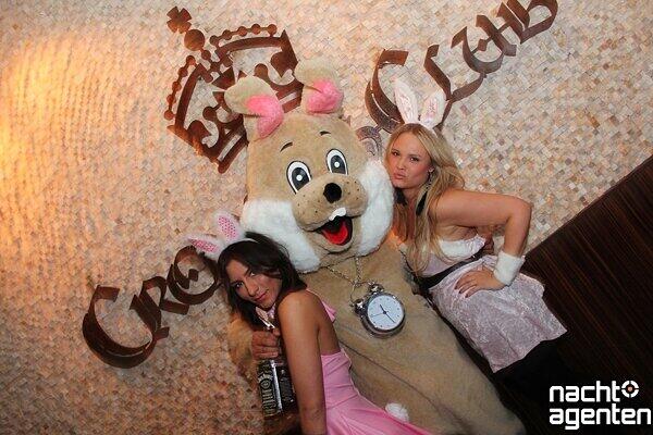 Beim "Garden & Restaurant" im Crown's Club hoppelte manch ein Easter-Bunny durch's Bild. Mehr Bilder unter: www.nachtagenten.de