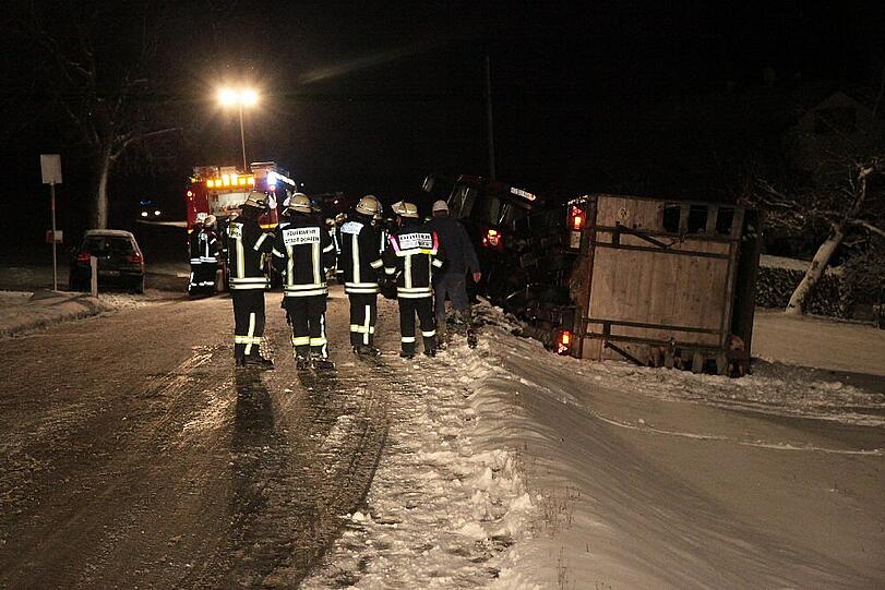 Unfall mit Schweine-Hänger auf der Staatsstraße 2084 in Richtung Schwindegg. Die Bilder