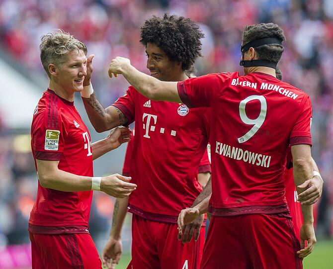 DANTE &ndash; NOTE 2:

In seinem womöglich letzten Spiel für Bayern ein richtig gutes. Fast fehlerlos in der Defensive, immer wieder bemüht im Spiel nach vorne. Und immer ein Lächeln auf den Lippen.