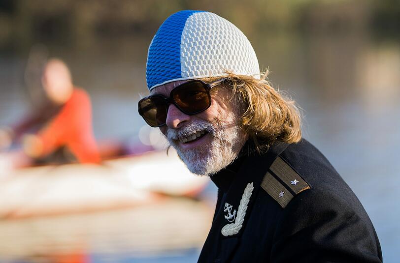Helge Schneider beim Stand Up Paddling auf der Ruhr in Mülheim.