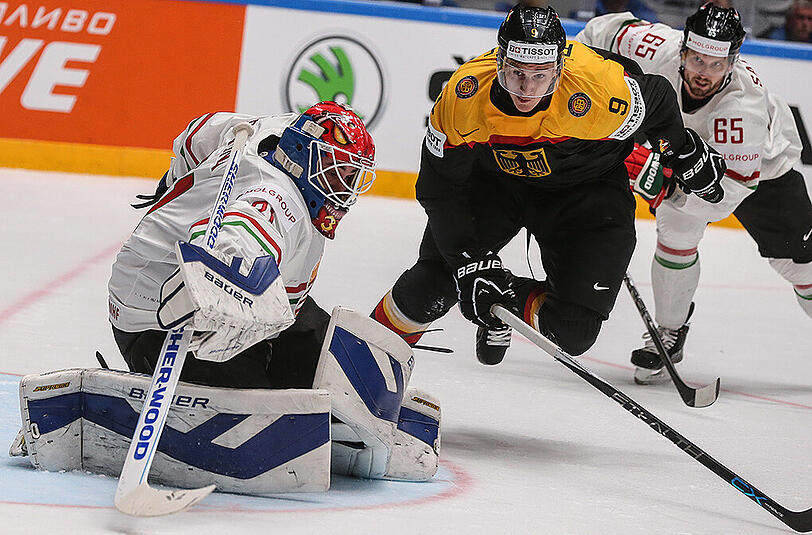 Aus dem Nationalteam kennt er schon ein paar seiner Mannschaftskollegen beim EHC: Jerome Flaake (m.).