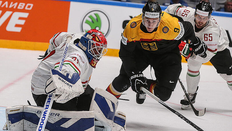 Aus dem Nationalteam kennt er schon ein paar seiner Mannschaftskollegen beim EHC: Jerome Flaake (m.). Aus dem Nationalteam kennt er schon ein paar seiner Mannschaftskollegen beim EHC: Jerome Flaake (m.).