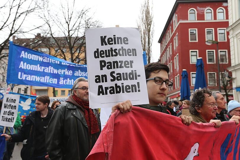Traditionell zu Ostern marschieren die Menschen durch zahlreiche deutsche Städte. Auch in München demonstrieren hunderte für den Frieden.