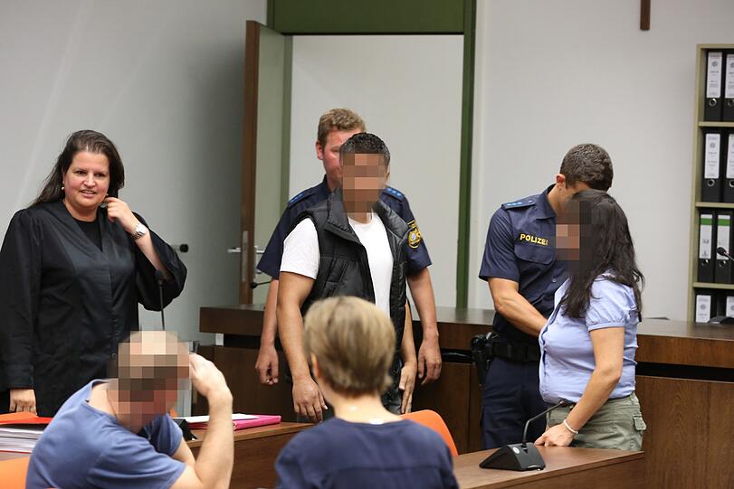 Die Angeklagten mit Anwälten und Dolmetschern.