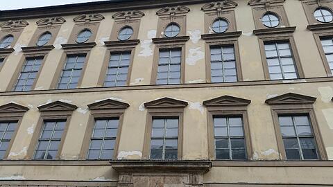 Kein schöner Anblick: die bröckelnde Fassade der Alten Akademie