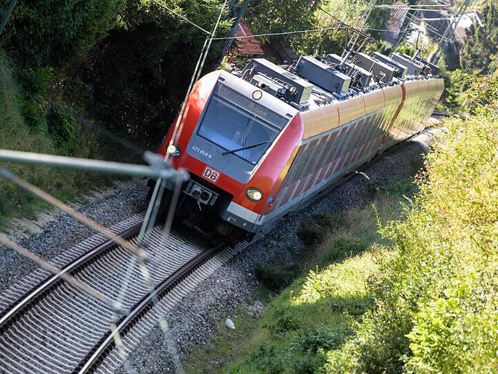 Eine S-Bahn fährt über die Gleise. Foto: Matthias Balk/dpa