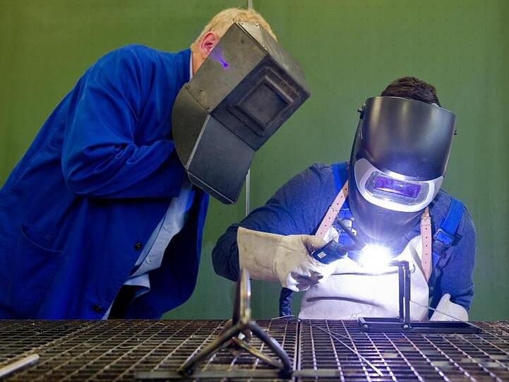 Die Prämie soll Ausbildungsplätze im Mittelstand erhalten.