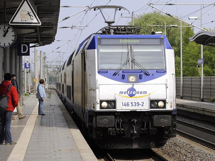 Metronom-Zug der Bahn-Tochter Arriva: Bahn-Chef Lutz hofft, dass der Arriva-Verkauf dem hoch verschuldeten Staatsbetrieb rund vier Milliarden Euro in die Kassen spült.