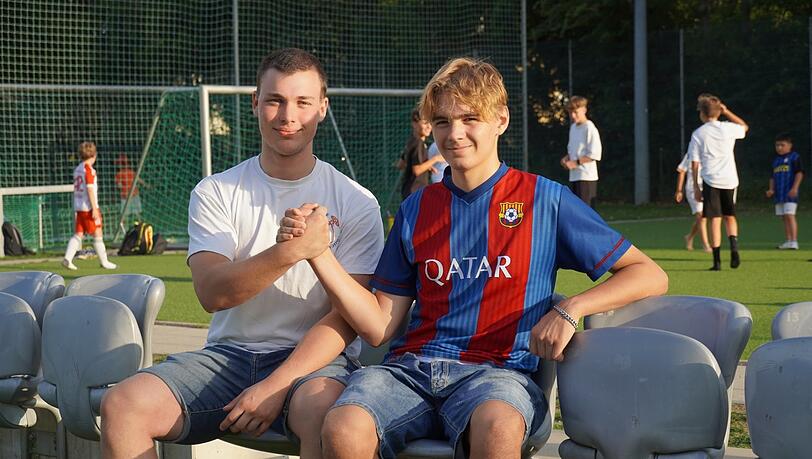 Pit Schmidt (l.) hat seinen Fußballkameraden Maxi gerettet, als er ihm geistesgegenwärtig Erste Hilfe geleistet hat.