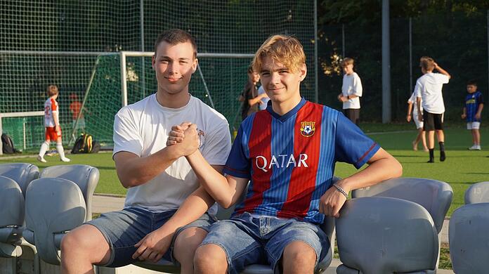 Pit Schmidt (l.) hat seinen Fußballkameraden Maxi gerettet, als er ihm geistesgegenwärtig Erste Hilfe geleistet hat.