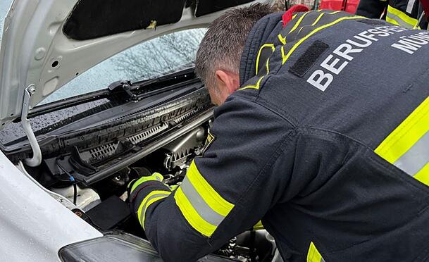 Die Feuerwehr musste einige Teile des Motorraums entfernen. Die Feuerwehr musste einige Teile des Motorraums entfernen.