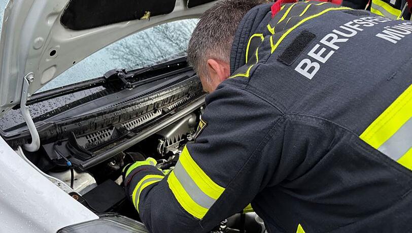 Die Feuerwehr musste einige Teile des Motorraums entfernen. Die Feuerwehr musste einige Teile des Motorraums entfernen.