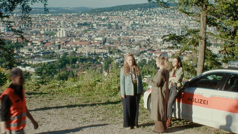 "Tatort: Rapunzel": Staatsanwältin Anita Wegenast (Rachel Braunschweig, v.l.), Kommissarin Isabelle Grandjean (Anna Pieri Zuercher) und Kommissarin Tess Ott (Carol Schuler) am Fundort der Leiche.