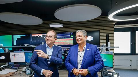 Anfang Juli hat Bundesinnenminister Alexander Dobrindt (CSU) das IT-Lagezentrum des BSI besucht. (Archivbild)