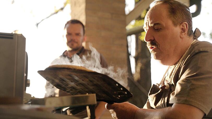 Im letzten Jahr suchten sie noch die perfekte Pizza: Steffen Henssler (links) und Johann Lafer setzen ihre kulinarische TV-Reise "Grenzenlos Genial Gekocht" fort.
