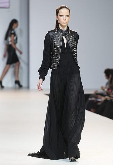 In Moskau findet vom 24. - 28. Oktober die Volvo Fashion Week statt. Schöne Frauen, schrille Outfits und jede Menge Glamour. Die Bilder von der Fahsion Week.