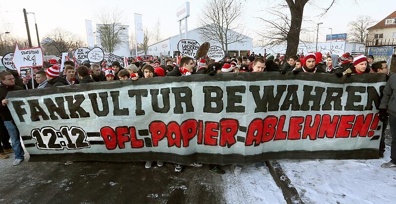 Die Fan-Demonstration vor dem Ligaduell Union gegen Kaiserslautern setzte die Reihe der Protestaktionen fort. Am 12. Dezember in Frankfurt/Main wird über das umstrittene Sicherheitspapier abgestimmt.