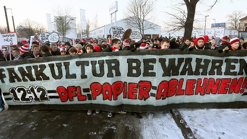Die Fan-Demonstration vor dem Ligaduell Union gegen Kaiserslautern setzte die Reihe der Protestaktionen fort. Am 12. Dezember in Frankfurt/Main wird über das umstrittene Sicherheitspapier abgestimmt. Die Fan-Demonstration vor dem Ligaduell Union gegen Kaiserslautern setzte die Reihe der Protestaktionen fort. Am 12. Dezember in Frankfurt/Main wird über das umstrittene Sicherheitspapier abgestimmt.