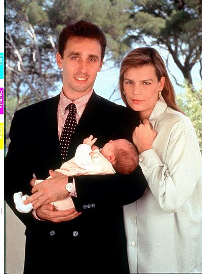 Das offizielle Foto von 1994 zeigt Prinzessin Stephanie von Monaco und ihren Lebensgefährten Daniel Ducruet mit dem Töchterchen Pauline, das am 4. Mai das Licht der Welt erblickte. Die Hochzeit folgte ein Jahr später.