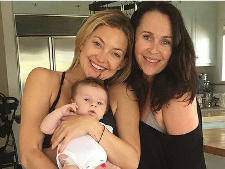 Kate Hudson (l.) hält zum ersten Mal ihr Patenkind Keaton Midnight Marquez im Arm