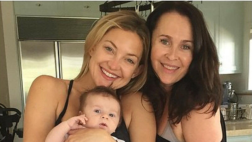 Kate Hudson (l.) hält zum ersten Mal ihr Patenkind Keaton Midnight Marquez im Arm Kate Hudson (l.) hält zum ersten Mal ihr Patenkind Keaton Midnight Marquez im Arm