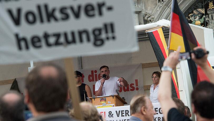 Wegen Verbindungen zur rechtsextremen Szene nahm der Verfassungsschutz schon "Pegida München" in den Fokus. Wegen Verbindungen zur rechtsextremen Szene nahm der Verfassungsschutz schon "Pegida München" in den Fokus.