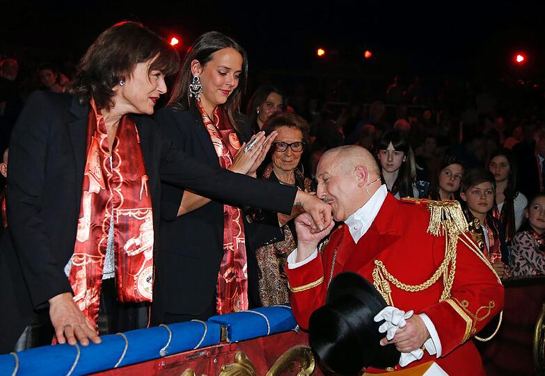 Ringmeister Petit Gougou begrüßt während der Eröffnungszeremonie Prinzessin Stephanie von Monaco. Im Fürstentum haben die 40. Zirkusfestspiele begonnen.