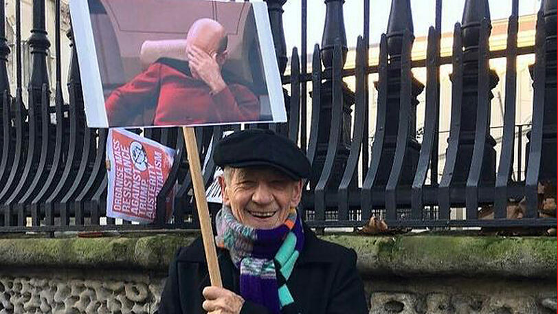 Dieses Plakat von Ian McKellen entwickelt sich zum Internet-Hit.