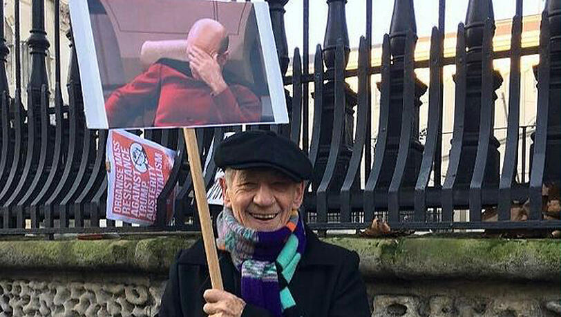 Dieses Plakat von Ian McKellen entwickelt sich zum Internet-Hit. Dieses Plakat von Ian McKellen entwickelt sich zum Internet-Hit.