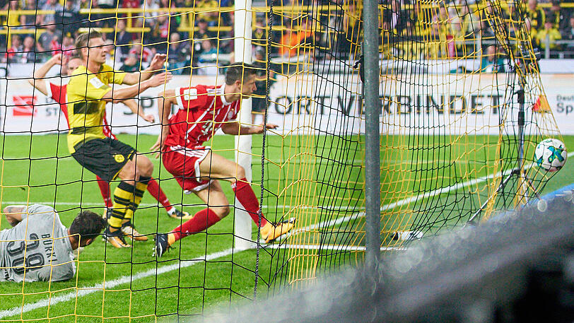 Stand Bayern-Profi Joshua Kimmich (nicht im Bild) vor dem Treffer von Robert Lewandowski im Abseits oder nicht? Die Torlinientechnik lieferte die Bilder erst mit zeitlichem Verzug.