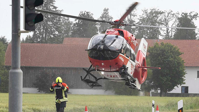 Die Bilder vom Verkehrsunfall auf der Bundesstraße 12 bei Hohenlinden.