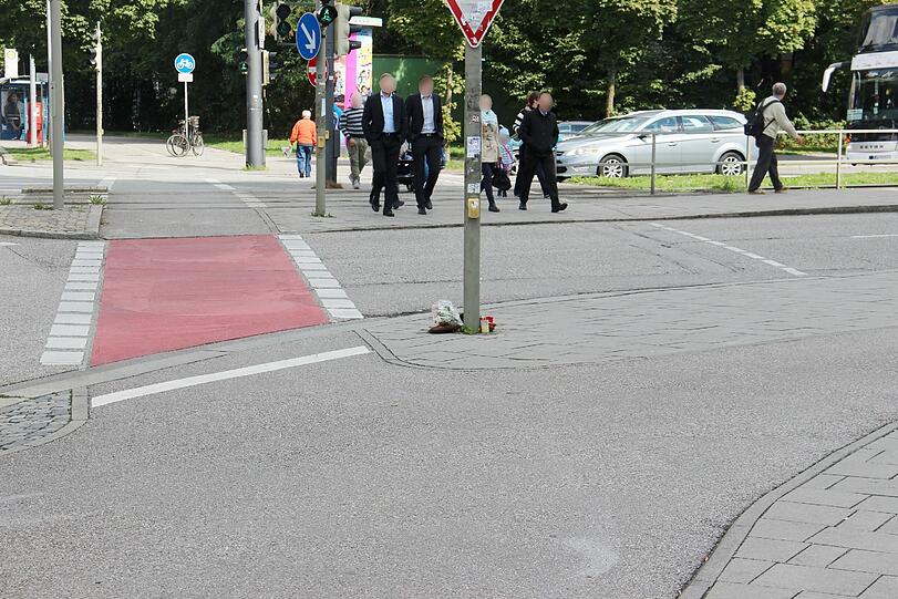 Deutlich zu sehen und selten so leer: Radl-Streifen Arnulfstraße
