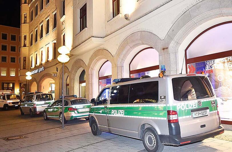 Die Polizei sperrte den gesamten Stachus inklusive des Untergeschosses großräumig ab.