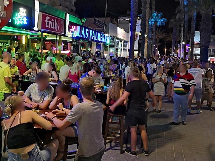Dichtes Gedränge am vergangenen Freitag auf der "Bierstraße" in Palma de Mallorca.