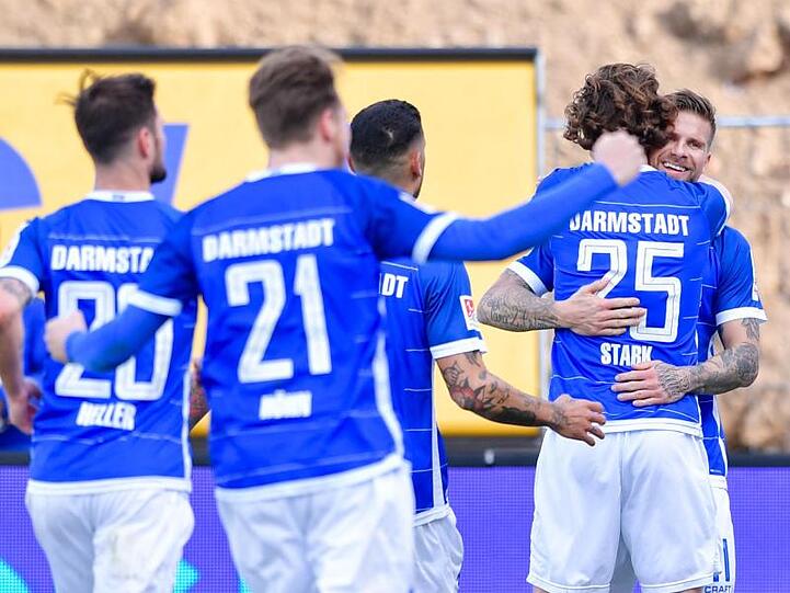 Darmstadt 98 feiert den 2:0-Sieg über Dynamo Dresden.