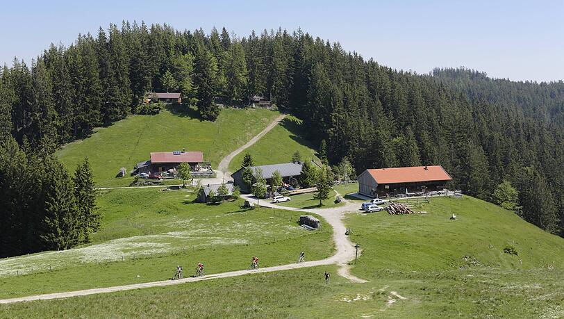 Die Gindelalm auf halbem Weg. Die Gindelalm auf halbem Weg.