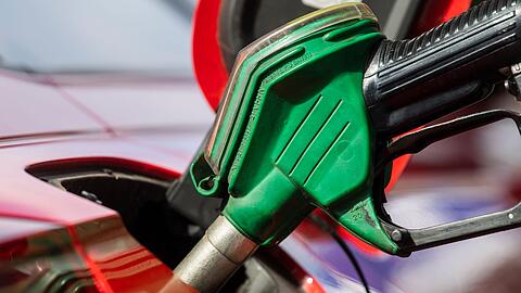 An den Tankstellen war Sprit zuletzt so teuer wie seit mehr als eineinhalb Jahren nicht mehr.