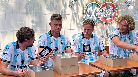 M&uuml;ssen die M&uuml;nchner "L&ouml;wen" im Sommer verlassen: David Philipp (links), Thore Jacobsen (Zweiter von rechts) und Jesper Verlaat (rechts). (Archivbild)