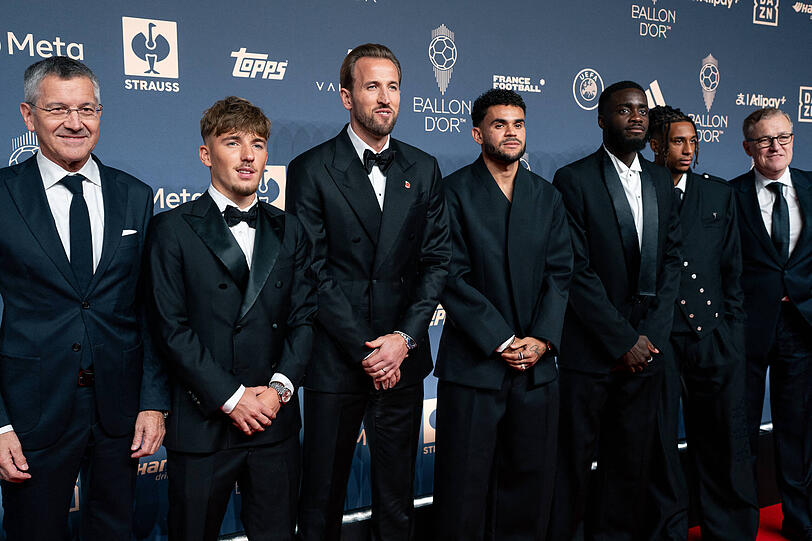 Die Bayern in London (v.l.): Herbert Hainer, Lennart Karl, Kane, Luis Díaz, Dayot Upamecano, Michael Olise und Jan-Christian Dreesen. Die Bayern in London (v.l.): Herbert Hainer, Lennart Karl, Kane, Luis Díaz, Dayot Upamecano, Michael Olise und Jan-Christian Dreesen.