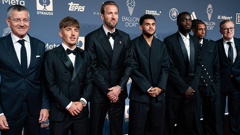 Die Bayern in London (v.l.): Herbert Hainer, Lennart Karl, Kane, Luis Díaz, Dayot Upamecano, Michael Olise und Jan-Christian Dreesen. Die Bayern in London (v.l.): Herbert Hainer, Lennart Karl, Kane, Luis Díaz, Dayot Upamecano, Michael Olise und Jan-Christian Dreesen.