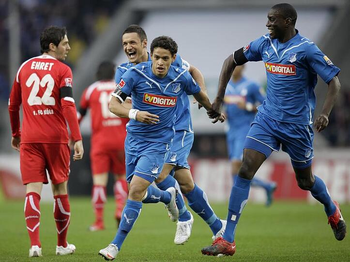 Hoffenheims Salihovic (2. von links) und Demba Ba bereiten sich am 9. Januar gegen die Löwen auf die Bundesliga vor.